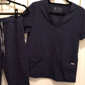 Figs Casma Three-Pocket Scrub Top in Navy